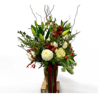 Signature Showstopper Vase - Need a big, beautiful gesture for your loved ones? Look no further!
This handmade showstopper is sure to get your message across.